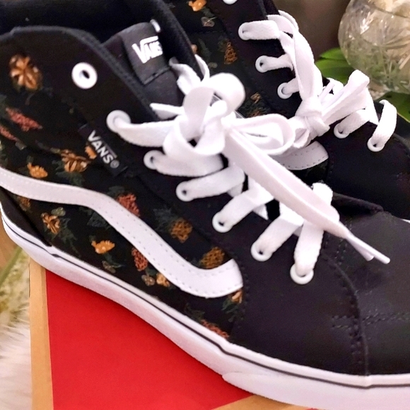 VANS: Hightop Garden Floral Sneaker. NWB. - Picture 3 of 9